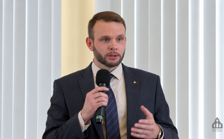 Muzhchina_vystupaet_s_mikrofonom