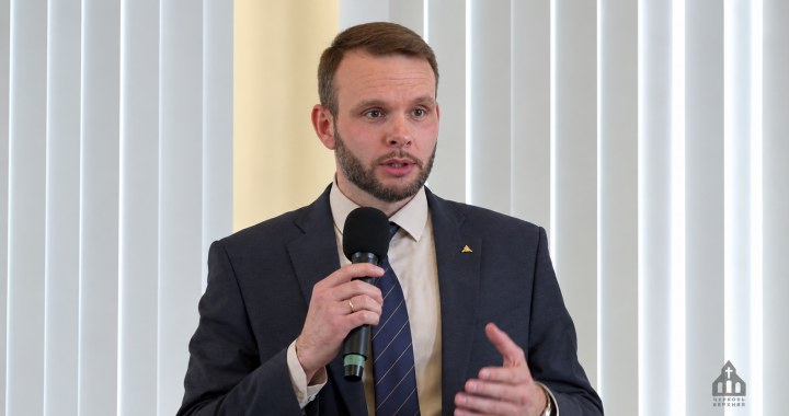 Muzhchina_vystupaet_s_mikrofonom
